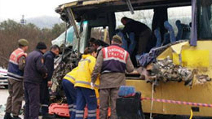 Öğrenci servisi tır ile çarpıştı