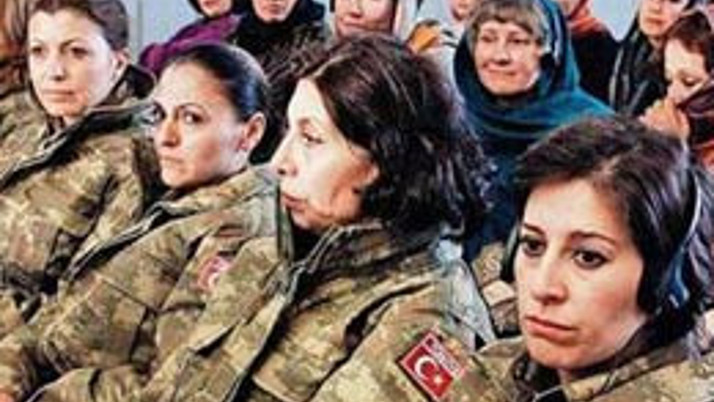 Türk kadın subaylar Karzai'yi dinledi